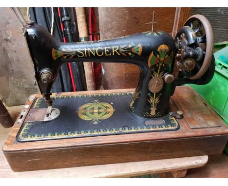 CASED VINTAGE SINGER SEWING MACHINE