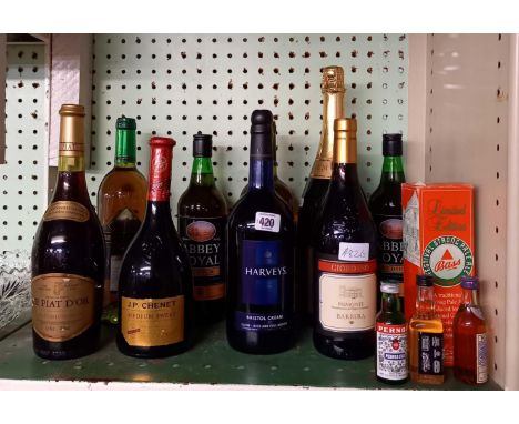 SHELF OF SPARKLING WINE, SHERRY ETC., 10 BOTTLES PLUS MINIATURES