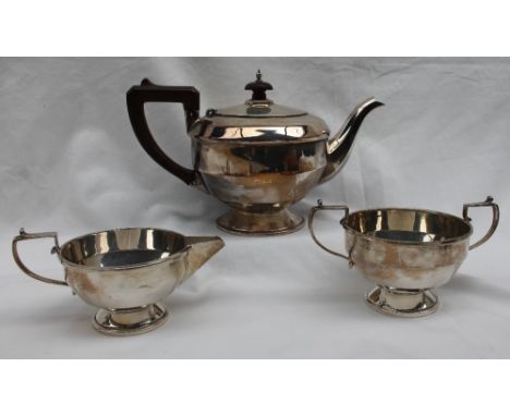 A George V silver three piece teaset, comprising a teapot, cream jug and twin handled sugar basin, Birmingham, 1933, approxim