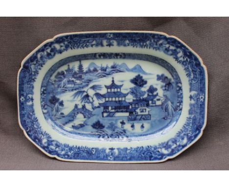 A 19th century Chinese porcelain plate of rectangular form, decorated with a variation of the willow pattern, 25 x 17.5cm CON