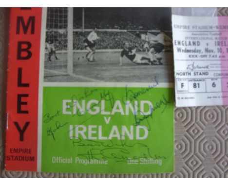 Bobby Moore Signed England Football Programme: 1965 England v Ireland signed neatly undedicated to cover by Bobby Moore  John