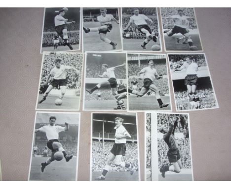 Tottenham 60/61 Complete Football Card Collection: Issued by The Star in October 1960 an original postcard size action photo 