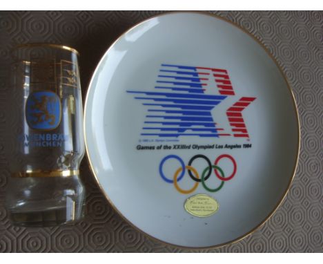 Ken Aston Olympic Memorabilia: A small beer glass issued by Lowenbrau with Olympiade Munchen 1972. C/W a ceramic limited edit