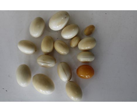 A selection of assorted vintage beads 