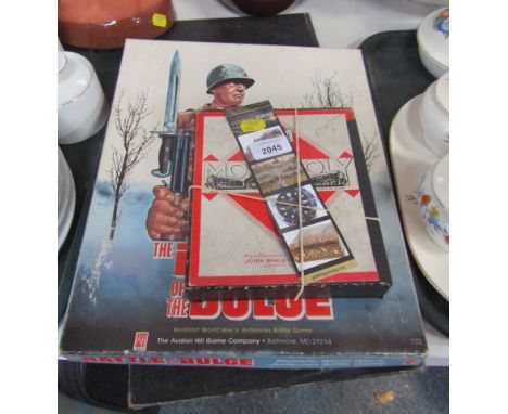Vintage games, comprising Monopoly pieces and board, and The Battle of the Bulge. (3) 