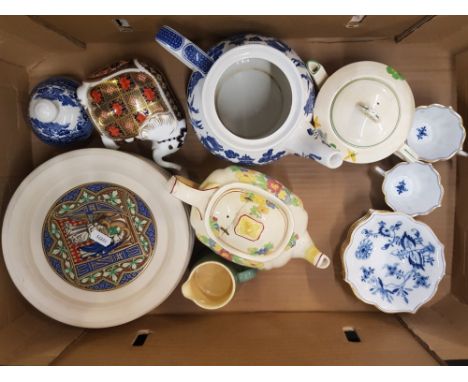 A mixed collection of ceramic items to include Hornsea Christmas Plates, Brindley Art Deco Tea pot, 4 Pickle Dishes &amp; 2 s