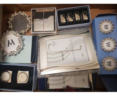 A mixed collection of items to include Wedgwood Modern Photo frame, boxed tea light set, boxed napkin set etc 