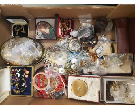 A large collection of vintage costume jewellery to include cased items, brooches, cufflinks, earrings, necklaces etc (1 tray)