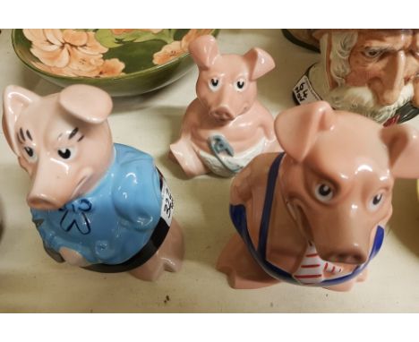 Group of 3 Wade Natwest pig money banks (3). 