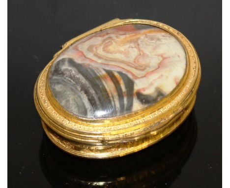 AN 18TH CENTURY EUROPEAN GILDED METAL SNUFF BOX with agate top.  4.5cms.