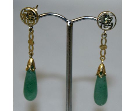 A PAIR OF CHINESE JADE GOLD MOUNTED DROP EARRINGS.