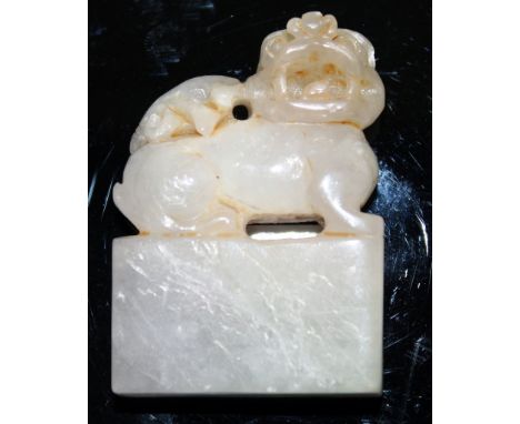 A WHITE JADE DOG OF FOE SEAL. 5cms high.
