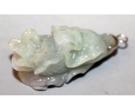 A CHINESE CARVED JADE FLOWER PENDANT.