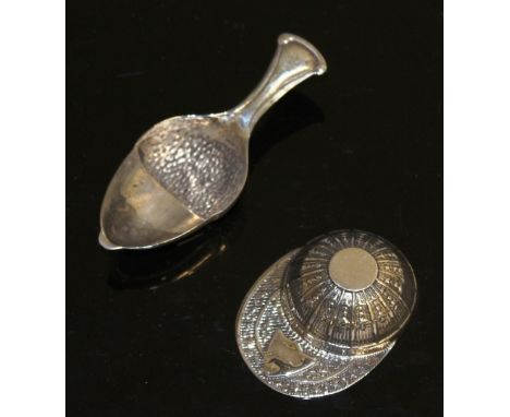 A SILVER JOCKEY CAP AND ACORN SHAPED TEA CADDY SPOON (2).