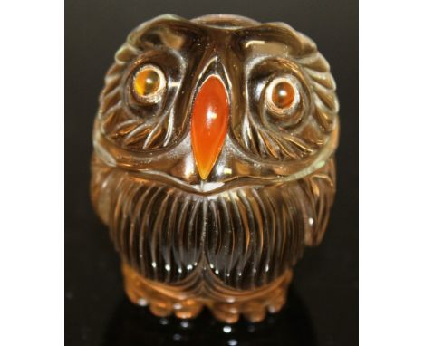 A CARVED GREEN CRYSTAL "FABERGE" OWL with gold and ruby eyes. 5cms high.