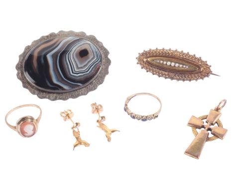 A COLLECTION OF JEWELSincluding an antique Victorian mourning brooch in 15ct gold; together with a cross pendant in 9ct gold;