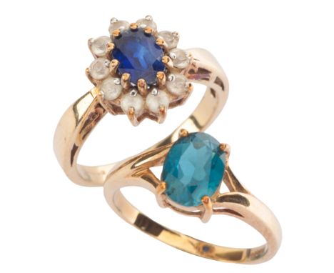 A SAPPHIRE CLUSTER RINGin 9ct gold, set with an oval cut sapphire of c.1.00 carats, surrounded by a cluster of white sapphire