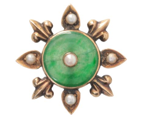 A PEARL AND JADE BROOOCHin 14ct gold, comprising a jade disk, set to the centre with a split pearl, surrounded by fleur-de-li