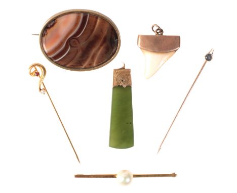 A COLLECTION OF JEWELSincluding bar brooch in 9ct gold set with cultured pearl of c.8.0mm; together with two stick pins in 9c