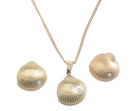 A SHELL PENDANT NECKLACE AND EARRINGS SUITE18ct gold, designed as a shell containing a pearl of c.3.0mm, the shell set with a