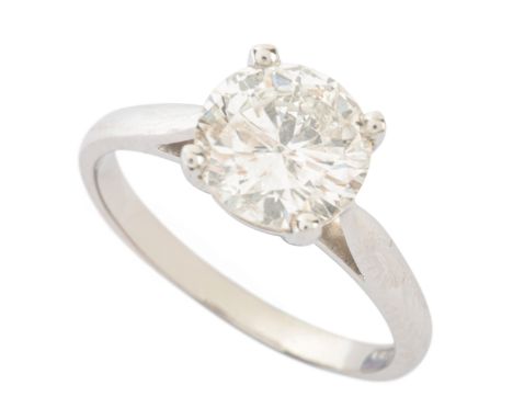 A DIAMOND SOLITAIRE RING in platinum, set with a round brilliant cut diamond of c.1.83 carats, partial British hallmarks, siz
