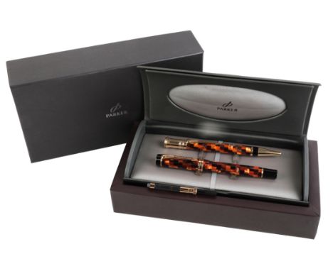 A PARKER DUOFOLD 'AMBER CHECK' TWO PEN SETcomprising fountain pen with 18k gold nib and a ball pen, the resin caps and barrel