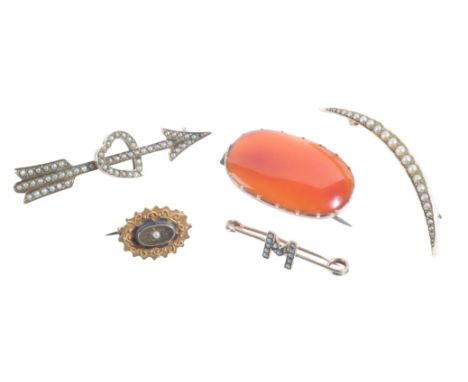 A COLLECTION OF BROOCHESincluding a crescent brooch in 15ct gold, set with split pearls, no assay marks, c.5.0cm; together wi