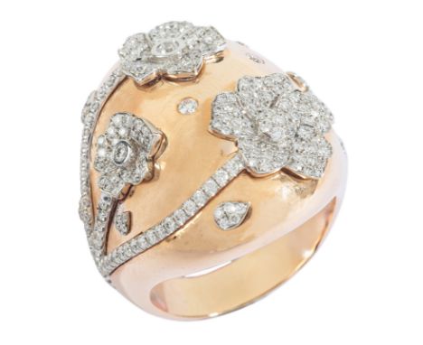 A DIAMOND COCKTAIL RING in 18ct rose gold, with applied flower motifs, set with round brilliant cut diamonds, stamped '750', 