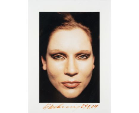 KATHARINA SIEVERDING1944 Prag, lebt und arbeitet in DüsseldorfSIGNIERTE FOTOGRAFIE MIT SELBSTPORTRAIT (2004) Farbfotografie. 