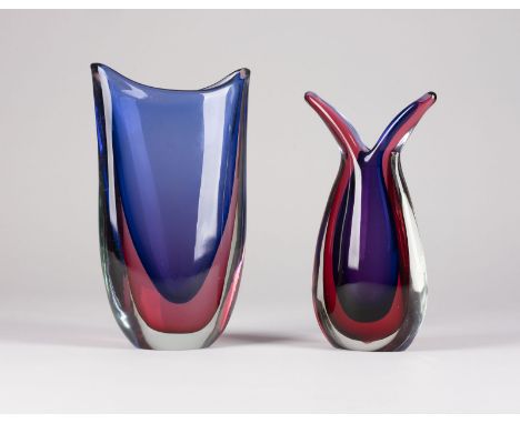 FLAVIO POLI1900 Chioggia - 1984 VenedigPAAR VASEN 'SOMMERSO' Italien, Murano, Seguso Vetri d'Arte Dickwandiges blaues und pur