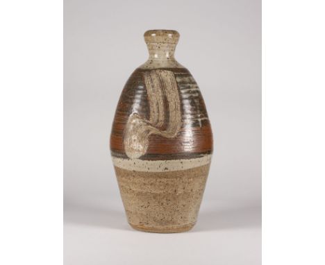 BERNARD LEACH (IN DER ART VON)GROSSE KERAMIK Balusterform m. dreipassig, abgeflachter Wandung, sandfarbener Scherben, mehrsch