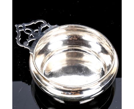 A late Victorian silver porringer, with pierced single handle, by William Comyns & Sons, hallmarks London 1900, bowl diameter
