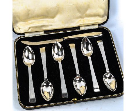 A cased silver grapefruit set for 6 people, comprising knife and set of 6 spoons, by Roberts & Belk Limited, hallmarks Sheffi