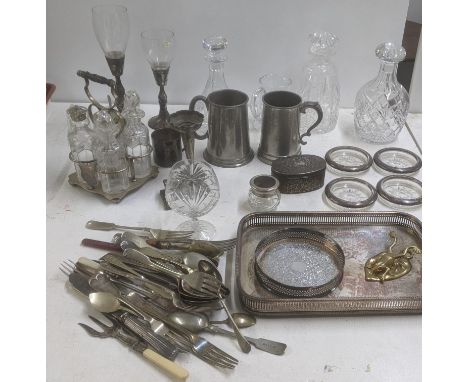 A mixed lot of silver plated items and metalware to include a four-piece cruet set, cutlery and flatware, together with cryst