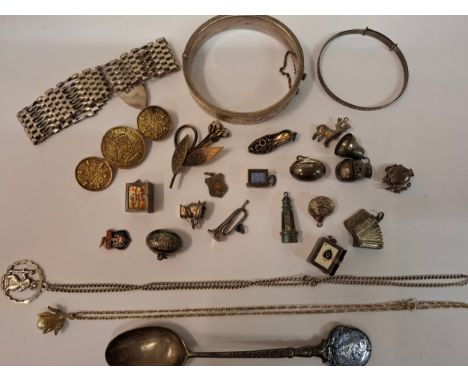 A quantity of vintage costume jewellery to include an engraved silver hinged bangle, makers mark B&S, 22g, a silver an enamel