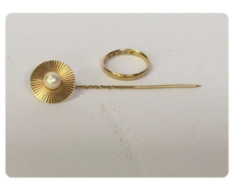 AN 18CT GOLD WEDDING BAND ALONG WITH A 14CT GOLD AND SOLITAIRE PEARL STICK PIN, BOTH APPROX WEIGHT 1.8G 