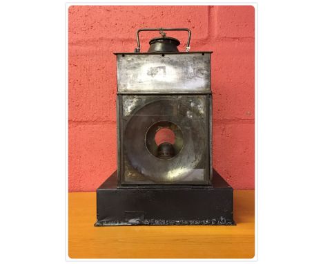 A LONDON AND NORTH EASTERN RAILWAY OIL LAMP MADE BY THE LAMP AND RAILWAY SUPPLIES COMPANY LTD. LONDON CIRCA 1910 