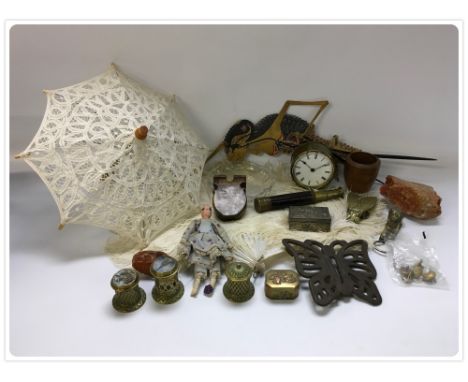 A TRAY OF COLLECTABLES TO INCLUDE CHINESE STICK PUPPET, A PIECE OF AMBER, TELESCOPE, DOLL, FEATHER FAN, BRASS AND COPPER POTS