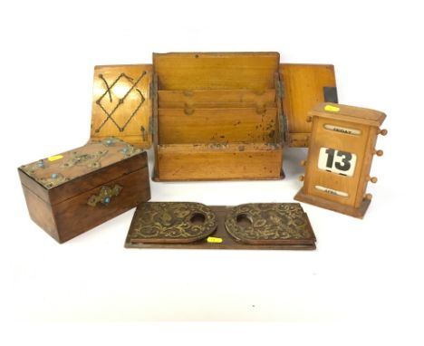 AN OAK VICTORIAN STATIONERY BOX, SMALL FOLDING EXPANDING BOOK RACK WITH BRASS DECORATION, AN OAK DESK CALENDAR, AND A CADDY B