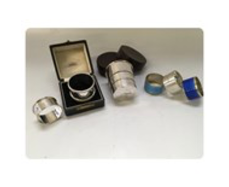 A SILVER NAPKIN RING IN A CASE, SHEFFIELD 1933, A TELESCOPIC PLATED STIRRUP CUP AND CASE, FOUR OTHER SILVER NAPKIN RINGS, TWO