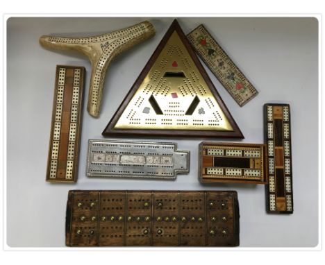 A COLLECTION OF EIGHT ASSORTED CRIBBAGE BOARDS TO INCLUDE ANTLER, BRASS TRIANGULAR, EARLY MAHOGANY, BRASS BOUND AND PLATED 