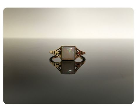 AN OPAL RING, SQUARE STONE, SET IN 9CT GOLD 