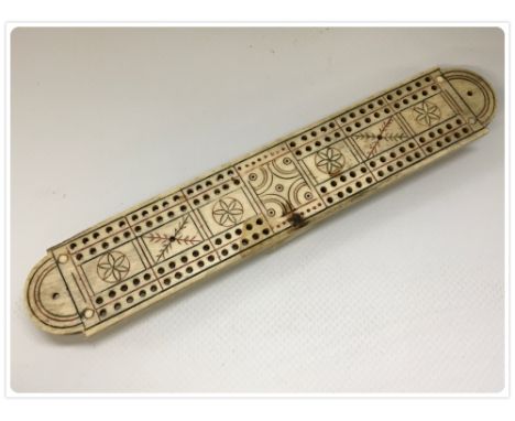 A 19TH CENTURY BONE CRIBBAGE BOARD BELIEVED CARVED BY FRENCH P.O.W. MUTTON BONE 