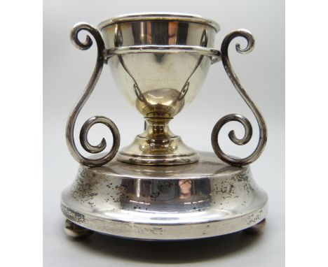 A silver egg cup, Birmingham, 1965, 24g, together with a silver stand, London, 1919, 7.5cm (weighted base)