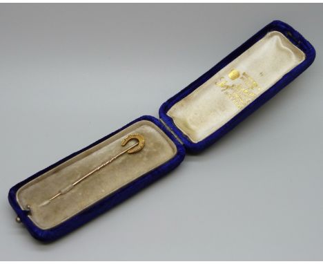 A 15ct gold horse shoe stick pin, 1g, 5.2cm