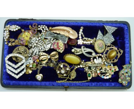 A collection of vintage jewellery 