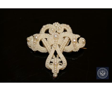 A fine Victorian pearl brooch in gold setting CONDITION REPORT: In excellent condition with no losses that I can see. 