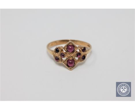 A 9ct gold cabochon garnet set ring, size O