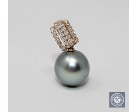 A 14ct yellow gold diamond and pearl pendant featuring 1 cultured Tahitian pearl with 29 round brilliant cut diamonds 0.32ct.
