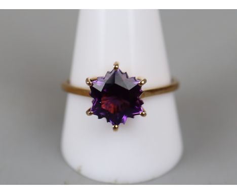 Gold amethyst set ring - Approx ring size: V 